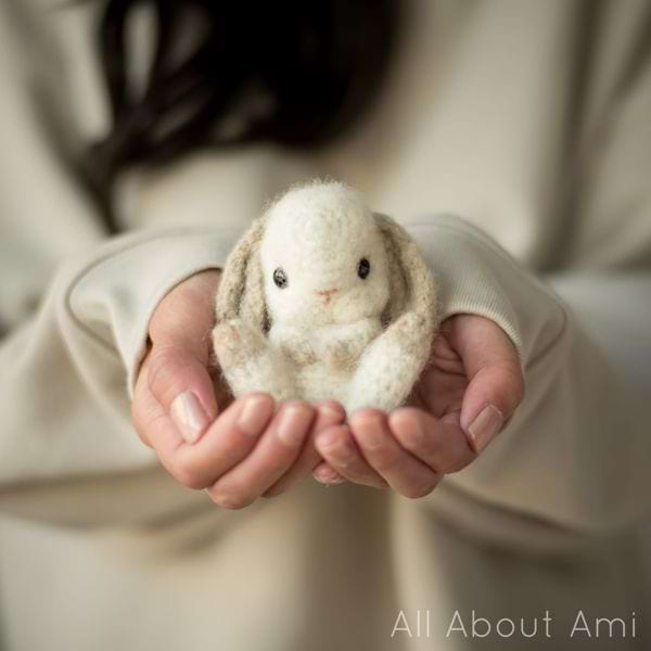 Free crochet pattern: Amigurumi Big eyes baby bunny